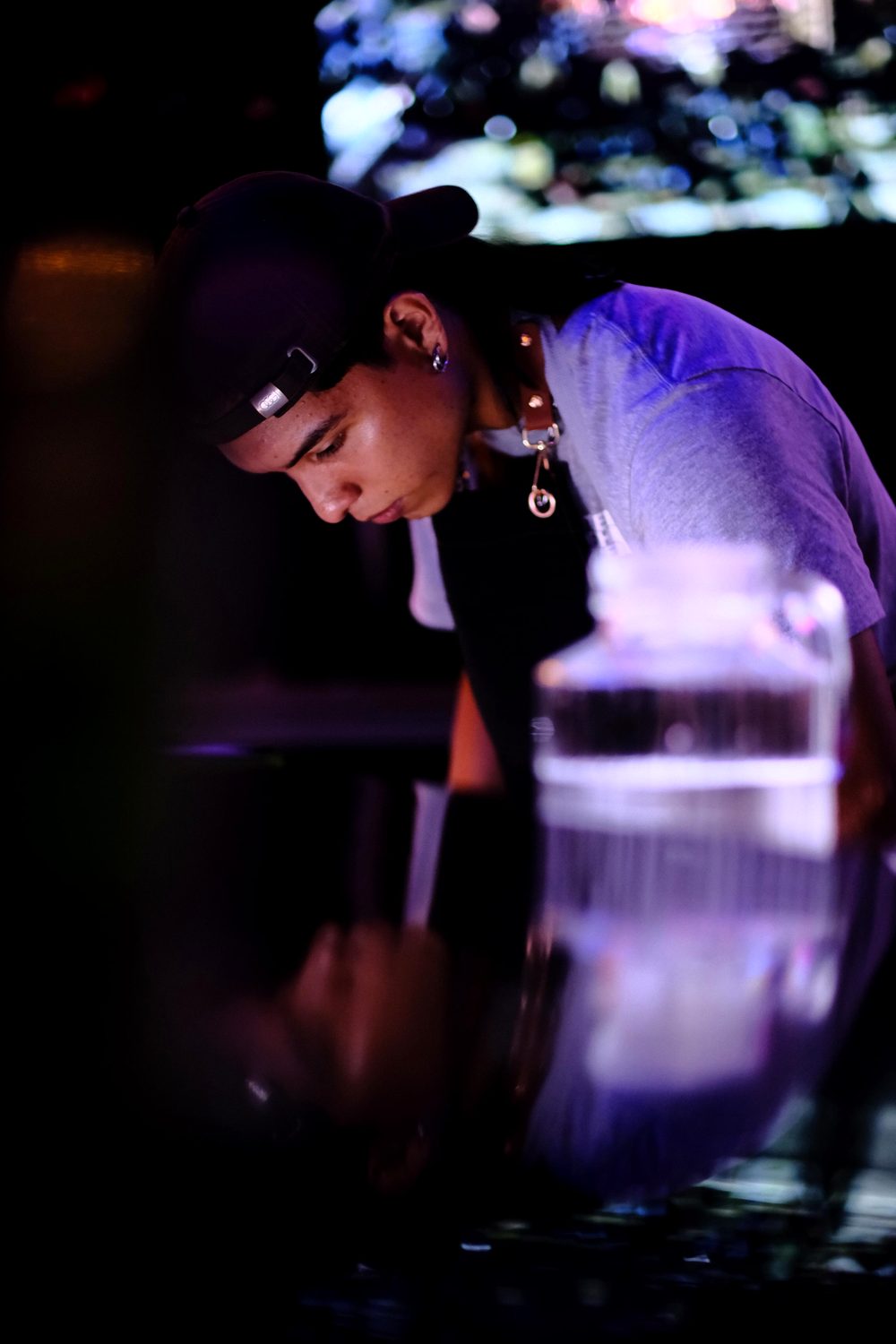 Bartender preparando un trago detrás de la barra